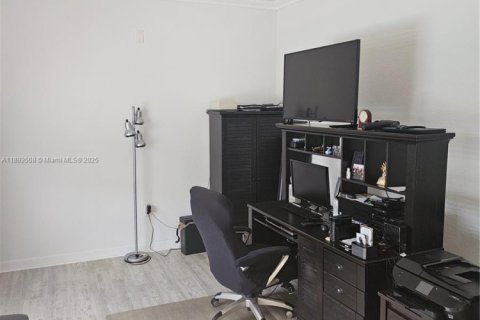 Villa ou maison à vendre à Miami, Floride: 4 chambres, 249.72 m2 № 1945532 - photo 19