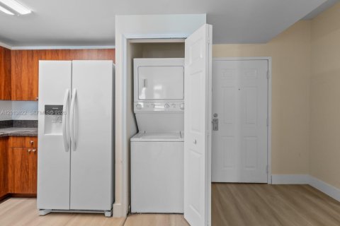 Condo in Miami, Florida, 1 bedroom  № 2075995 - photo 7
