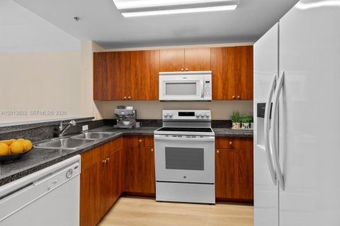 Condo in Miami, Florida, 1 bedroom  № 2075995 - photo 6