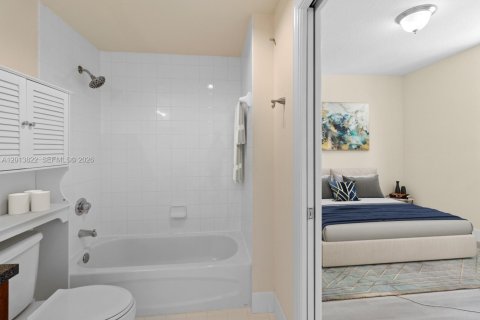 Condo in Miami, Florida, 1 bedroom  № 2075995 - photo 9