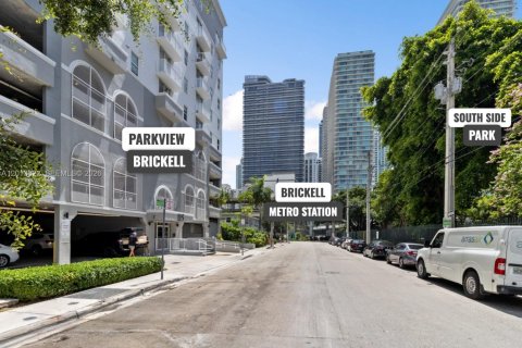 Condo in Miami, Florida, 1 bedroom  № 2075995 - photo 13