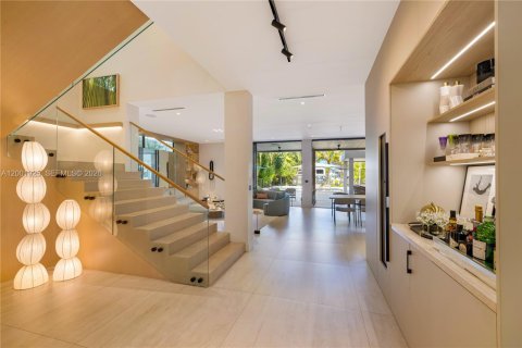 Villa ou maison à louer à Miami, Floride: 6 chambres, 517.28 m2 № 2170289 - photo 17