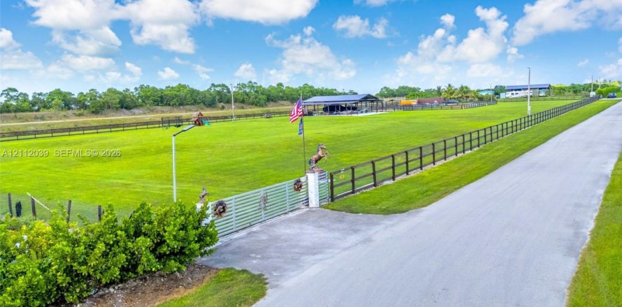 Propiedad comercial en Homestead, Florida № 2432112