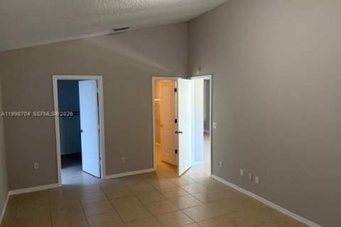 House in Port St. Lucie, Florida 3 bedrooms, 161.09 sq.m. № 2060355 - photo 11