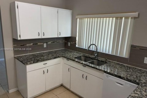 House in Port St. Lucie, Florida 3 bedrooms, 161.09 sq.m. № 2060355 - photo 5