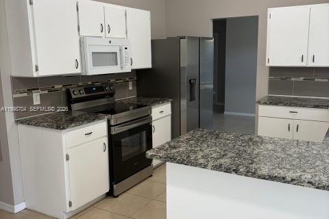 House in Port St. Lucie, Florida 3 bedrooms, 161.09 sq.m. № 2060355 - photo 7