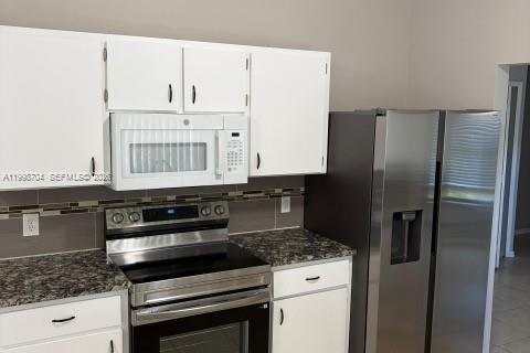 House in Port St. Lucie, Florida 3 bedrooms, 161.09 sq.m. № 2060355 - photo 6