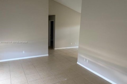 House in Port St. Lucie, Florida 3 bedrooms, 161.09 sq.m. № 2060355 - photo 10