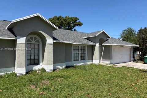 House in Port St. Lucie, Florida 3 bedrooms, 161.09 sq.m. № 2060355 - photo 3