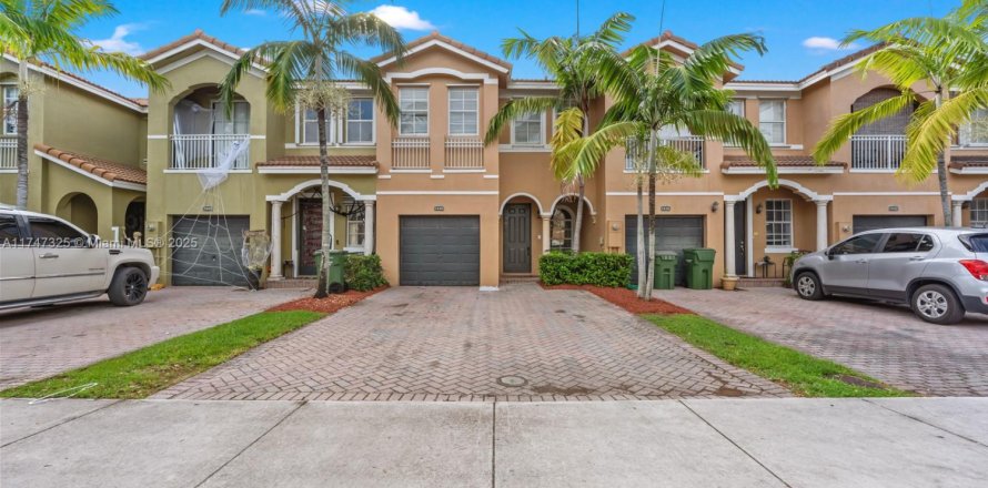 Townhouse in Homestead, Florida 4 bedrooms, 172.05 sq.m. № 1996024