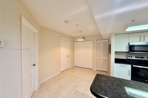 Снять в аренду кондоминиум в Кейп-Корал, Флорида 2 спальни, 91.97м2, № 1954502 - фото 5