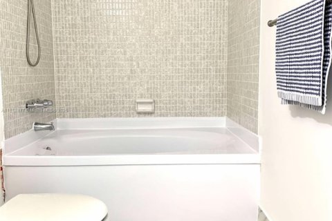 Купить кондоминиум в Халландейл-Бич, Флорида 1 спальня, 81.29м2, № 1775226 - фото 9