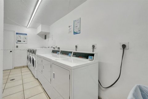 Купить кондоминиум в Халландейл-Бич, Флорида 1 спальня, 81.29м2, № 1775226 - фото 26