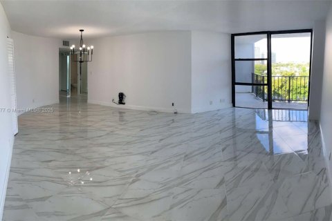 Купить кондоминиум в Халландейл-Бич, Флорида 1 спальня, 81.29м2, № 1775226 - фото 16
