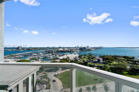 Condo in Miami, Florida, 2 bedrooms  № 1996091 - photo 18