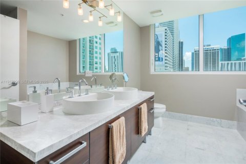 Condo in Miami, Florida, 2 bedrooms  № 1996091 - photo 2