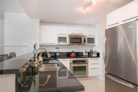 Condo in Miami, Florida, 2 bedrooms  № 1996091 - photo 10