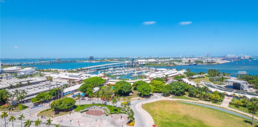 Condo in Miami, Florida, 2 bedrooms  № 1996091