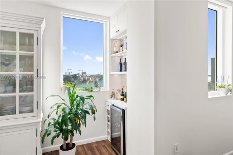 Condo in Miami, Florida, 2 bedrooms  № 1996091 - photo 16