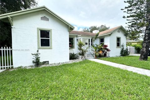 Снять в аренду виллу или дом в Майами, Флорида 4 спальни, 160.35м2, № 1989389 - фото 1