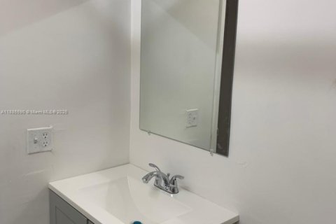 Condominio en alquiler en Lauderhill, Florida, 2 dormitorios, 76.92 m2 № 1931746 - foto 4