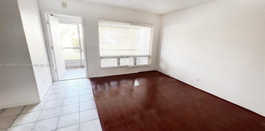 Condominio en Lauderhill, Florida, 2 dormitorios № 1931746