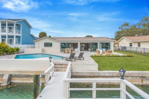 House in Treasure Island, Florida 3 bedrooms, 196.77 sq.m. № 2093257 - photo 6