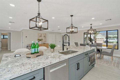 House in Treasure Island, Florida 3 bedrooms, 196.77 sq.m. № 2093257 - photo 17