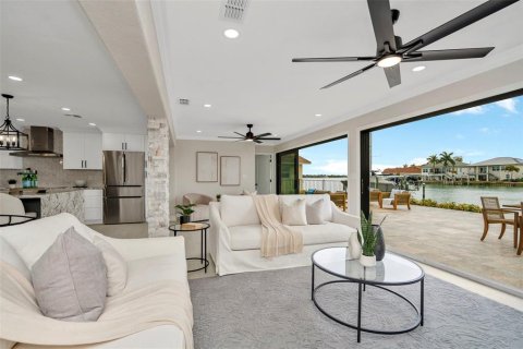 House in Treasure Island, Florida 3 bedrooms, 196.77 sq.m. № 2093257 - photo 20