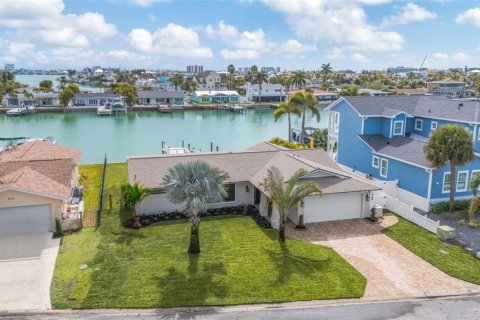 House in Treasure Island, Florida 3 bedrooms, 196.77 sq.m. № 2093257