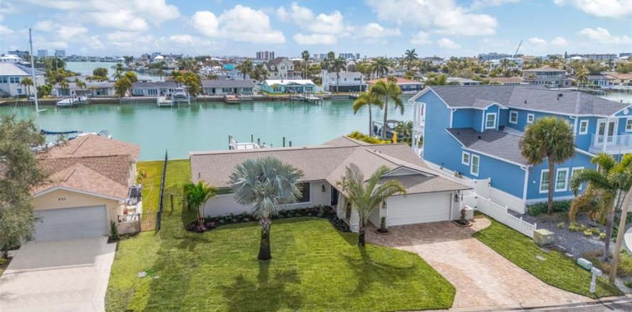 House in Treasure Island, Florida 3 bedrooms, 196.77 sq.m. № 2093257