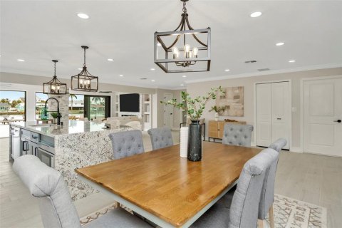 House in Treasure Island, Florida 3 bedrooms, 196.77 sq.m. № 2093257 - photo 15