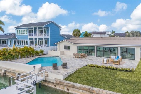 House in Treasure Island, Florida 3 bedrooms, 196.77 sq.m. № 2093257 - photo 3