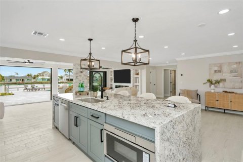 House in Treasure Island, Florida 3 bedrooms, 196.77 sq.m. № 2093257 - photo 9