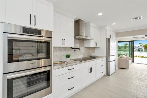 House in Treasure Island, Florida 3 bedrooms, 196.77 sq.m. № 2093257 - photo 11