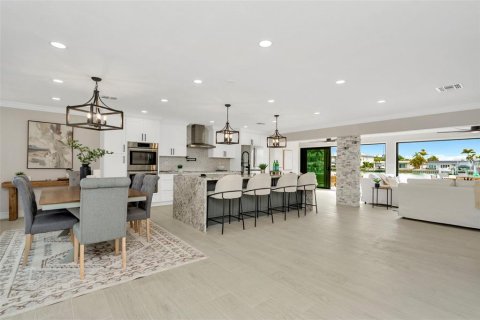 House in Treasure Island, Florida 3 bedrooms, 196.77 sq.m. № 2093257 - photo 12