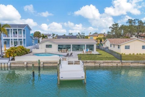 House in Treasure Island, Florida 3 bedrooms, 196.77 sq.m. № 2093257 - photo 2