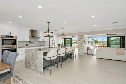 House in Treasure Island, Florida 3 bedrooms, 196.77 sq.m. № 2093257 - photo 4