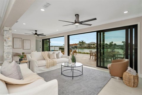 House in Treasure Island, Florida 3 bedrooms, 196.77 sq.m. № 2093257 - photo 19