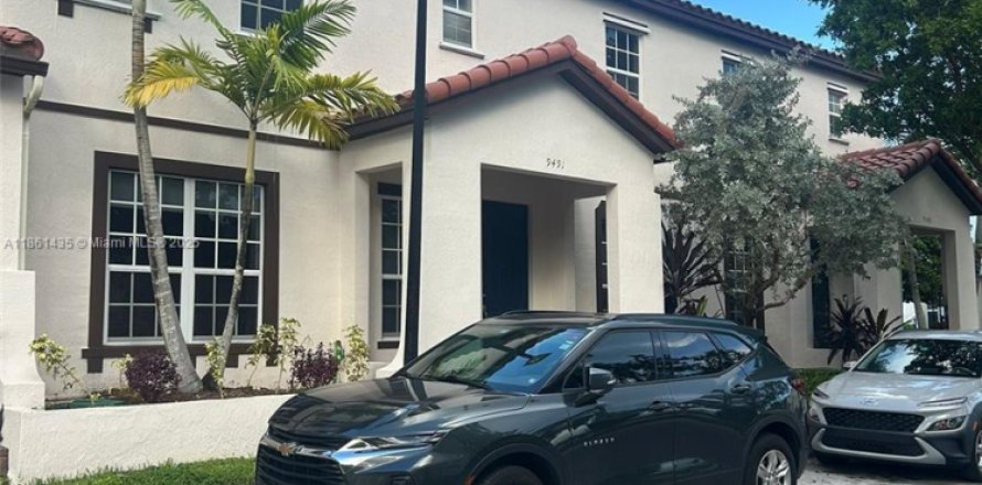 Adosado en Miami, Florida 5 dormitorios, 214.79 m2 № 1892246