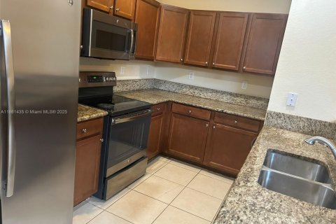 Adosado en venta en Miami, Florida, 5 dormitorios, 214.79 m2 № 1892246 - foto 3