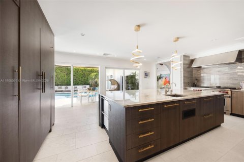 Casa en venta en Bay Harbor Islands, Florida, 5 dormitorios, 383.31 m2 № 1964099 - foto 18