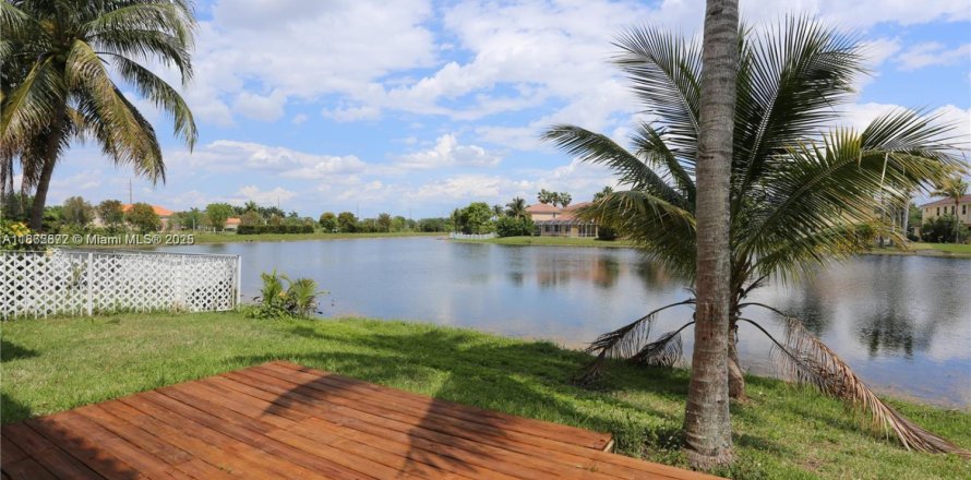 House in Miramar, Florida 4 bedrooms, 173.63 sq.m. № 1961424