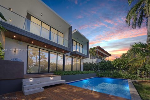 Casa en venta en Miami Beach, Florida, 6 dormitorios, 330.64 m2 № 1612019 - foto 2