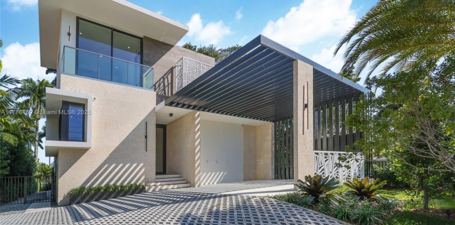 Casa en Miami Beach, Florida 6 dormitorios, 330.64 m2 № 1612019