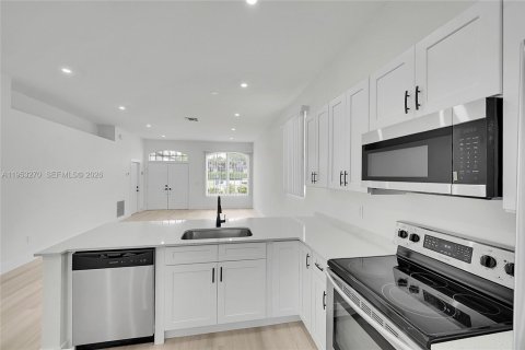 House in Wellington, Florida 3 bedrooms, 141.95 sq.m. № 2008120 - photo 8