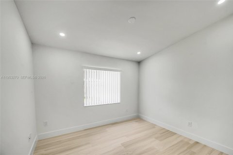 House in Wellington, Florida 3 bedrooms, 141.95 sq.m. № 2008120 - photo 18