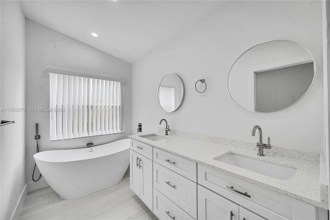 House in Wellington, Florida 3 bedrooms, 141.95 sq.m. № 2008120 - photo 13