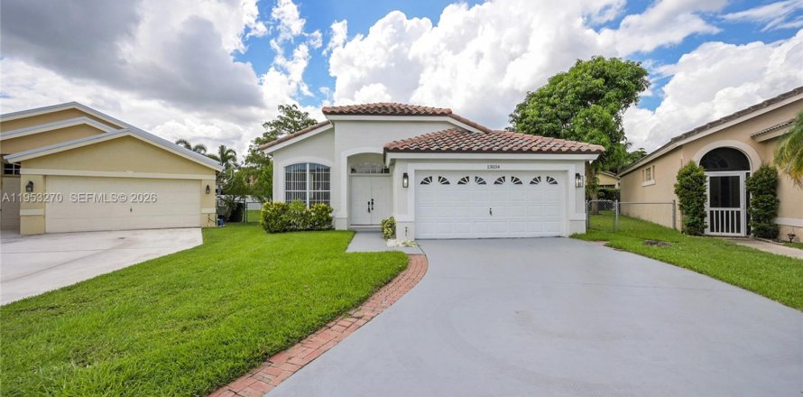 House in Wellington, Florida 3 bedrooms, 141.95 sq.m. № 2008120