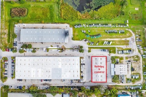 Propiedad comercial en alquiler en Tarpon Springs, Florida, 1114.83 m2 № 1908884 - foto 3